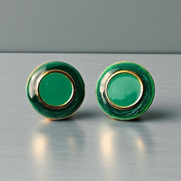 Elegant gold tone Green enamel Stud Earrings - Picture 8 of 8